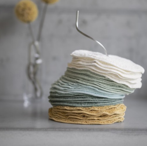 LEGEND väikeste rätikute komplekt hoidjaga, rätikud 100% puuvill, 1 suurus_ diam 23cm ja 4 värvikombinatsiooni. Komplekti hind 348 € (km-ga)